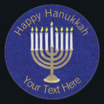 Hanukkah Gold Menorah auf einem reichen blauen Hin Runder Aufkleber<br><div class="desc">Ein klassisches Hanukiah-Design in Gold und Weiß auf einem dunkelblauen Imitat bietet Platz für Ihren personalisierten Text und macht diesen Rundaufkleber zu einer einzigartigen Ergänzung Ihrer Hanukkah-Feiern. Benutzen Sie diese Hanukkah-Aufkleber auf Mailings, verstreuen Sie sich auf einem Geschenkpaket oder stecken Sie sie als Gastgeschenk in Gunstbeutel. Dieser goldene Menorah-Rundaufkleber ist...</div>