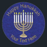 Hanukkah Gold Menorah auf einem reichen blauen Hin Runder Aufkleber<br><div class="desc">Ein klassisches Hanukiah-Design in Gold und Weiß auf einem dunkelblauen Imitat bietet Platz für Ihren personalisierten Text und macht diesen Rundaufkleber zu einer einzigartigen Ergänzung Ihrer Hanukkah-Feiern. Benutzen Sie diese Hanukkah-Aufkleber auf Mailings, verstreuen Sie sich auf einem Geschenkpaket oder stecken Sie sie als Gastgeschenk in Gunstbeutel. Dieser goldene Menorah-Rundaufkleber ist...</div>