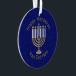 Hanukkah Gold Menorah Elegant Chrismukkah Ornament<br><div class="desc">Ein elegantes Chrismukkah-Urlaubsornament ist für Paare und Familien, die ihre Ferien vereinen, eine Erinnerungen für die nächsten Jahre zu schaffen, ein nachdenkliches Geschenk oder ein wahrer Sake. Ein tiefer, fast funkelnd Hintergrund ist die Kulisse für meine originale alte goldene Menorah mit weißer Kerze. Dieses Chanukah-Ornament wurde exklusiv für meinen Laden...</div>
