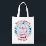 Hanukkah Happy Cat, Light, Eat, Spin Wiederverwendbare Einkaufstasche<br><div class="desc">Hanukkah Happy Cat, Light, Eat, Spin, weiße 2-seitige Tasche. Alle Designelemente können bearbeitet werden. Alle bearbeitbaren Texte können gelöscht und durch eine eigene Nachricht ersetzt werden. Verwenden Sie Ihre Lieblingsfarbe, Schriftart und Stil. Happy Hanukkah/Chanukah! Stil: Wiederverwendbare Beutel Grün gehen und retten den Planeten mit unserer wiederverwendbaren Lebensmitteltasche! Diese Tasche ist...</div>