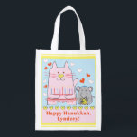 Hanukkah Happy Cat und Maus Wiederverwendbare Einkaufstasche<br><div class="desc">Hanukkah Happy Cat and Mouse, weiße 2-seitige Tasche. Alle Designelemente können bearbeitet werden. Alle bearbeitbaren Texte können gelöscht und durch eine eigene Nachricht ersetzt werden. Verwenden Sie Ihre Lieblingsfarbe, Schriftart und Stil. Happy Hanukkah/Chanukah! Stil: Wiederverwendbare Beutel Grün gehen und retten den Planeten mit unserer wiederverwendbaren Lebensmitteltasche! Diese Tasche ist aus...</div>