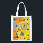 Hanukkah Happy Dancing Dreidels Wiederverwendbare Einkaufstasche<br><div class="desc">Hanukkah Happy Dancing Dreidels weiße 2-seitige Tasche. Alle Designelemente können bearbeitet werden. Alle bearbeitbaren Texte können gelöscht und durch eine eigene Nachricht ersetzt werden. Verwenden Sie Ihre Lieblingsfarbe, Schriftart und Stil. Happy Hanukkah/Chanukah! Stil: Wiederverwendbare Beutel Grün gehen und retten den Planeten mit unserer wiederverwendbaren Lebensmitteltasche! Diese Tasche ist aus einem...</div>