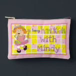 Hanukkah Hübsch in Pink Tootsie Plays Dreidel Zubehörtasche<br><div class="desc">Hanukkah Hübsch in Pink Tootsie Plays Dreidel Game, Pouch. Alle Designelemente können bearbeitet werden. Ändern Sie bearbeitbaren Text mit Stil, Farbe und Größe Ihres bevorzugten Schriftartes. Füllen Sie den Beutel mit dreidimensionalen und spielen Sie Leckereien. Spiel an!! Happy Hanukka! Beutel Typ: Druck schneiden Nähen Kleines Zubehör Pouch Unsere Beutel sind...</div>