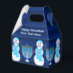 Hanukkah Jewish Snowman Blue Menorah Childrens Geschenkschachtel<br><div class="desc">Personalisieren Sie das jetzt! Eigener Text und ein Design-Spaß für Groß und Klein machen diese kleinen Gunst-Boxen Pop in Ihrem Hanukkah Party. Tuck Chanukkah Aufkleber,  Feiertagstifte und Schokoladengelt in jedem und als Teil der Tischdekorationen. Mit diesem niedlichen Happy Hanukkah Snowman und Menorah Design stehen viele weitere Produkte zur Abstimmung.</div>