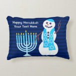 Hanukkah Jewish Snowman Blue Menorah Holiday Zierkissen<br><div class="desc">Dieses bezaubernde Hanukkah Kissen wird im Familienzimmer großartig aussehen oder auf den Kinderbetten ausgestellt. Kleine Akzente Kissen machen die Dekoration für die Ferien zu einer Brise und machen auch große personalisierte Geschenke. Der glückliche Schneemann und das traditionelle Menorah-Symbol machen auf der Rückseite ein lustiges Muster, während die Vorderseite Ihren eigenen...</div>