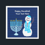 Hanukkah Jüdische Schneemann Blau Menorah Party De Serviette<br><div class="desc">Es ist kein Party, bis die Servietten übereinstimmen. Diese persönlichen Happy Hanukkah Cocktailserien werden Ihre Gäste beeindrucken und Ringe vom Tisch behalten. Der fröhliche Cartoon-Schneemann in seinem hellblauen Schal und passend Kippah stehend neben dem blauen Hanukiah-Set vom weißen Text auf den dunkelblauen Streifen des Hintergrunds. Personalisieren Sie es jetzt! In...</div>