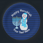 Hanukkah Jüdischer Schneemann und Blue Menorah Par Pappteller<br><div class="desc">Dieser lächelnde Hanukkah-Schneemann mit seinem Stern von David in leuchtend blau ist bereit, den Beifall zu Ihrem Hanukkah-Party zu bringen. Teller aus Papier sorgen für eine leichte Reinigung. Dunkelblaue Streifen und ein blaues Menorah Set aus Ihrem personalisierten Text für ein festliches Party Tisch. Achten Sie darauf, meinen Laden für mehr...</div>