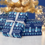 Hanukkah jüdischer Snowman Menorah personalisieren Geschenkpapier<br><div class="desc">Fest personalisiert Happy Hanukkah Packpapier. Blaue Menorahs und fröhliche Schneemänner mit blauen Schals mit einem weißen Stern von David Design, ihre schneebedeckten kleinen Köpfe überragen mit passenden Kippahs. Schenken Sie Ihre Hanukah Geschenke im Stil mit diesem einer Art blaue Streifen Geschenkpackung. Karo die passenden Geschenkartikel wie Geschenktaschen, Geschenktafeln, Taschentücher, Bänder...</div>