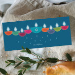 Hanukkah-Karte | Farbenfrohe Öllampe Menorah | Aqu<br><div class="desc">Feiern Sie Hanukkah mit einem lebendigen und zeitgenössischen Grußkartendesign. Diese Menorah besteht aus farbenfrohen, schüssel-förmigen Öllampen, jede mit einer glühenden Flamme, in einem fröhlichen Display angeordnet. Die mittlere Lampe hebt einen Imitat-Film Star von David hervor, der Bedeutung und Eleganz verleiht. Diese Karte ist perfekt für Familien, die moderne und künstlerische...</div>