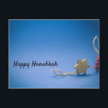 Hanukkah-Karte Feiertagspostkarte<br><div class="desc">Urlaubskarte mit blauem Hintergrund und Ornamenten</div>