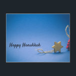 Hanukkah-Karte Feiertagspostkarte<br><div class="desc">Urlaubskarte mit blauem Hintergrund und Ornamenten</div>