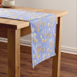 Hanukkah Kurzer Tischläufer<br><div class="desc">Dieses Design zeichnet sich durch ein klassisches Wiederholmuster von Elementen der Hanukka in hübschen Pastelln aus.</div>