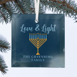 Hanukkah Liebe & Light Custom Blue Gold Menorah Ornament Aus Glas<br><div class="desc">Niedliche Liebe und helles Hanukkah-Ornament für ein jüdisches Familienessen oder ein Chanukah-Party mit Synagoge. Personalisieren Sie dieses hübsche Geschenk mit Ihrem eigenen Nachnamen oder Gruppeninformationen in blau unter der hübschen Goldmenorah.</div>