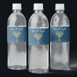 Hanukkah Liebe & Light Custom Blue Menorah Party<br><div class="desc">Niedliche Liebe und leichte Hanukkah Party Wasserflaschen Etiketten für eine jüdische Familie Chanukah Abendessen mit einer Synagoge. Personalisieren Sie dieses hübsche Accessoire mit Ihrem eigenen Nachnamen oder Gruppeninformationen in blau unter der hübschen Goldmenorah.</div>
