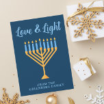 Hanukkah Liebe & Light Custom Menorah Blue Gold Feiertagskarte<br><div class="desc">Niedliche Liebe und leichte Hanukkah-Karte für eine jüdische Familie oder ein Chanukah-Party mit Synagoge. Personalisieren Sie mit Ihrem eigenen Nachnamen oder Gruppeninformationen in blau unter der hübschen Goldmenorah.</div>