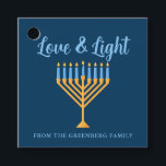 Hanukkah Liebe & Light Custom Menorah Blue Party Geschenkanhänger<br><div class="desc">Niedliche Liebe und Light Hanukkah Gastgeschenk Tags für eine jüdische Familie Chanukah Abendessen mit einer Synagoge. Dieses hübsche Dekor mit Ihrem eigenen Familiennamen oder Gruppeninformationen in blau unter der hübschen Goldmenorah.</div>
