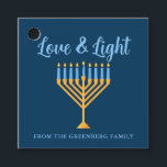 Hanukkah Liebe & Light Custom Menorah Blue Party Geschenkanhänger<br><div class="desc">Niedliche Liebe und Light Hanukkah Gastgeschenk Tags für eine jüdische Familie Chanukah Abendessen mit einer Synagoge. Dieses hübsche Dekor mit Ihrem eigenen Familiennamen oder Gruppeninformationen in blau unter der hübschen Goldmenorah.</div>