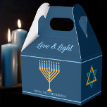 Hanukkah Liebe und Light Menorah Custom Blue Party Geschenkschachtel<br><div class="desc">Niedliche Liebe und Light Hanukkah Gastgeschenk Box für jüdische Familiengeschenke an einem Chanukah Party oder einer Synagoge. Personalisieren Sie mit Ihrem eigenen Nachnamen oder Gruppendaten in blau um die hübsche Goldmedaille und die blaue Menorah.</div>