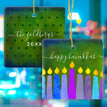 Hanukkah Menorah Candle Script Name Green Keepake Keramikornament<br><div class="desc">"Happy Hanukkah." Eine spielerische, moderne, künstlerische Illustration von Boho Musterkerzen hilft Ihnen, den Urlaub in Hanukka stilvoll zu gestalten. Die blauen Kerzen mit bunten Imitat-Folienmustern überlagern einen reichen, tiefgrünen, strukturierten Hintergrund. Auf der Rückseite, personalisieren Sie mit Ihrem Familiennamen und Jahr, über einen winzigen dunkelgrünen Stern von David Muster und Hintergrund....</div>