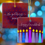 Hanukkah Menorah Candles Script Name Red Keepake Keramikornament<br><div class="desc">"Happy Hanukkah." Eine spielerische, moderne, künstlerische Illustration von Boho Musterkerzen hilft Ihnen, den Urlaub in Hanukka stilvoll zu gestalten. Die blauen Kerzen mit bunten Imitat-Folienmustern überlagern einen reichen, tief verbrannten, orangefarbenen Hintergrund. Auf der Rückseite, personalisieren Sie mit Ihrem Familiennamen und Jahr, über einen kleinen dunkelroten Stern von David Muster und...</div>