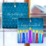 Hanukkah Menorah Candles Türkis Keepake Custom Keramikornament<br><div class="desc">"Happy Hanukkah." Eine spielerische, moderne, künstlerische Illustration von Boho Musterkerzen hilft Ihnen, den Urlaub in Hanukka stilvoll zu gestalten. Die blauen Kerzen mit farbigen Imitat-Folienmustern überlagern einen türkisfarbenen Farbverlauf zu weißem, strukturiertem Hintergrund. Auf der Rückseite, personalisieren Sie mit Ihrem Familiennamen und Jahr, über einen winzigen türkisfarbenen Stern von David Muster...</div>