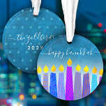 Hanukkah Menorah Candles Türkis Keepake Custom Ornament<br><div class="desc">"Happy Hanukkah." Eine spielerische, moderne, künstlerische Illustration von Boho Musterkerzen hilft Ihnen, den Urlaub in Hanukka stilvoll zu gestalten. Die blauen Kerzen mit farbigen Imitat-Folienmustern überlagern einen türkisfarbenen Farbverlauf zu weißem, strukturiertem Hintergrund. Auf der Rückseite, personalisieren Sie mit Ihrem Familiennamen und Jahr, über einen winzigen türkisfarbenen Stern von David Muster...</div>