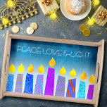 Hanukkah Menorah Candles über die türkisblaue Lieb Serviertablett<br><div class="desc">"Frieden, Liebe und Licht." Eine spielerische, moderne, künstlerische Illustration von Boho Musterkerzen hilft Ihnen, den Urlaub in Hanukka zu beginnen. Die blauen Kerzen mit farbigen Imitat-Folienmustern überlagern einen türkisfarbenen Farbverlauf zu weißem, strukturiertem Hintergrund. Genießen Sie die Wärme und Freude der Ferienzeit, wenn Sie dieses atemberaubende, farbenfrohe Hanukkah Serviertablett benutzen. Dieses...</div>