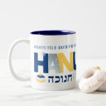 HANUKKAH Menorah Dreidel Coffee Tasse<br><div class="desc">Unsere Hanukkah Gruß TASSE mit einem dreidel, menorah, Gelee Donut und jüdischen Stars von David ist eine schöne, lustige Art, Familie und Freunden ein Happy Hanukkah im Stil zu wünschen. . Personalisieren Sie Ihren Gruß nach Ihren Wünschen und machen Sie es zu einem wahren Teil dieser Art. Brauchen Sie Hilfe...</div>