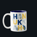 HANUKKAH Menorah Dreidel Coffee Tasse<br><div class="desc">Unsere Hanukkah Gruß Zwei-Töne-TASSE mit einem Dreiklang, Menorah, Gelee Donut und jüdischen Stars von David ist eine schöne, lustige Art, Familie und Freunden ein Happy Hanukkah im Stil zu wünschen. . Personalisieren Sie mit Ihrem persönlichen Gruß auf der Rückseite, um es wirklich eine Art zu machen. Anfragen: Nachricht oder E-Mail...</div>