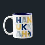 HANUKKAH Menorah Dreidel Coffee Tasse<br><div class="desc">Unsere Hanukkah Gruß Zwei-Töne-TASSE mit einem Dreiklang, Menorah, Gelee Donut und jüdischen Stars von David ist eine schöne, lustige Art, Familie und Freunden ein Happy Hanukkah im Stil zu wünschen. . Personalisieren Sie mit Ihrem persönlichen Gruß auf der Rückseite, um es wirklich eine Art zu machen. Anfragen: Nachricht oder E-Mail...</div>