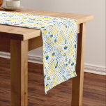 Hanukkah Menorah Dreidel Holiday Table Runner Kurzer Tischläufer<br><div class="desc">Fügen Sie Ihrem Hanukkah-Tisch eine festliche Touch mit diesem Tischläufer hinzu,  mit der chanukah menorah,  dreidel und vielem mehr.</div>