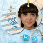 Hanukkah Menorah Foto Blue Orange Keramik Ornament<br><div class="desc">Mit diesem modernen gestreiften Menorah-Design können Sie Ihre Hanukah-Wünsche ändern. Noch immer mit den traditionellen saisonalen Farben. Die blaue Menorah hat orangefarbene Flammen. Blues und Orangen. Es gibt einen Ort für Ihr eigenes Foto oder Ihre Familie Moderne und einfache Hanukkah Gruß.</div>