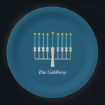 Hanukkah Menorah in Blue Custom Familienname Pappteller<br><div class="desc">Dieses stilvolle Set mit individueller Papierplatte zeichnet sich durch ein Hanukkah-Design aus,  das minimalistisch in blau gehalten ist. Personalisieren Sie es mit Ihrem Namen. Tolle Geschenkidee!</div>