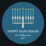 Hanukkah Menorah in Blue Personalisiert Runder Aufkleber<br><div class="desc">Einfache Hanukkah grüßen mit einer beleuchteten menorah Illustration in blau. Alle Texte können so angepasst werden,  dass Sie Ihre bevorzugte Hanukah-Rechtschreibung verwenden können.</div>