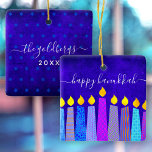 Hanukkah Menorah-Kerzen auf blauem Keepsack, kunde Keramikornament<br><div class="desc">"Happy Hanukkah."Eine spielerische, moderne, künstlerische Illustration von Boho-Musterkerzen hilft Ihnen, den Urlaub von Hanukkah im Stil zu beginnen. Die Blauen Kerzen mit bunten Imitat-Folienmustern überlagern einen reichen, tiefblauen, strukturierten Hintergrund. Auf der Rückseite, personalisieren Sie mit Ihrem Familiennamen und Jahr, über einen winzigen blauen Stern von David Muster und texturierte dunkelblaue...</div>