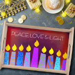 Hanukkah Menorah Kerzen auf Rotfriedenslichter Lie Serviertablett<br><div class="desc">"Frieden, Liebe und Licht." Eine spielerische, moderne, künstlerische Illustration von Boho Musterkerzen hilft Ihnen, den Urlaub in Hanukka zu beginnen. Die blauen Kerzen mit bunten Imitat-Folienmustern überlagern einen reichen, tief verbrannten, orangefarbenen Hintergrund. Genießen Sie die Wärme und Freude der Ferienzeit, wenn Sie dieses atemberaubende, farbenfrohe Hanukkah Serviertablett benutzen. Dieses Serviertablett...</div>