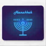 Hanukkah Menorah Lichterfest Dekoration Mousepad<br><div class="desc">Hanukkah Menorah Neon beleuchtet Navy Blue Background. Hanukkiah Candlestick mit Kerzen,  Star of David,  israelischer Star. Modernes Design,  Wohngestaltung. Festival Jüdische Winterferien Dekoration</div>