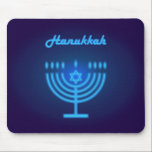 Hanukkah Menorah Lichterfest Dekoration Mousepad<br><div class="desc">Hanukkah Menorah Neon beleuchtet Navy Blue Background. Hanukkiah Candlestick mit Kerzen,  Star of David,  israelischer Star. Modernes Design,  Wohngestaltung. Festival Jüdische Winterferien Dekoration</div>