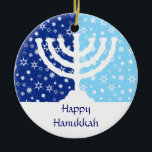 Hanukkah Menorah Ornament<br><div class="desc">Das perfekte Ornament für die Glaubensgemeinschaft. Eine Hanukkah-Menorah wird mit einem Feld dunkelblauer Sterne und Schneeflocken versilbert. Ihre personalisierte Nachricht geht weiter unten. Auch als Ventilator,  leichte oder blinde Pullis oder Wanddekoration. Verfügbar mit passenden Produkten.</div>