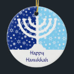 Hanukkah Menorah Ornament<br><div class="desc">Das perfekte Ornament für die Glaubensgemeinschaft. Eine Hanukkah-Menorah wird mit einem Feld dunkelblauer Sterne und Schneeflocken versilbert. Ihre personalisierte Nachricht geht weiter unten. Auch als Ventilator,  leichte oder blinde Pullis oder Wanddekoration. Verfügbar mit passenden Produkten.</div>
