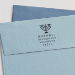 Hanukkah Menorah Rücksendeadresse Permastempel<br><div class="desc">Teilen Sie Hanukkah Grüße mit unserer feierlichen Rücksendeadresse selbstfarbigen Briefmarke. Design zeigt Ihre Rücksendeadresse Details in klassischer Schrift,  ergänzt durch eine Menorah-Illustration.</div>