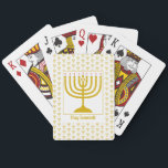 Hanukkah MENORAH Spielkarten<br><div class="desc">Elegante weiße Hanukkah MENORAH Spielkarten, mit Imitaten goldene Menorah in einem gefliesten Muster. In der Mitte befindet sich ein Bild einer großen menorah, die CUSTOMIZABLE ist, sodass Sie Ihr eigenes Bild hochladen können. Darunter steht CHAG SAMEACH. Dies ist auch anpassbar, sodass Sie Ihren Gruß und/oder Namen hinzufügen können, etc (bis...</div>