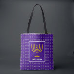 HANUKKAH Menorah Star David Personalisiert Lila Tasche<br><div class="desc">Stilvoll gefeiert überall drucken lila TOTE BAG mit Imitats silberner Star von David in subtilen Hintergrundmuster. Der Platzhaltertext kann so angepasst werden, dass Sie HAPPY HANUKKAH in einen Gruß Ihrer Wahl (Text ähnlicher Länge), Ihren Namen oder Text in Ihrer eigenen Sprache ändern können. Teil der HANUKKAH Kollektion. Weitere Farben sind...</div>