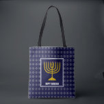 HANUKKAH Menorah Star David Personalisiert Navy Bl Tasche<br><div class="desc">Stilvolle Festspiele auf der ganzen Printmarinerie blau TOTE BAG mit Imitaten silberner Star von David in subtilen Hintergrundmuster. Der Platzhaltertext kann so angepasst werden, dass Sie HAPPY HANUKKAH in einen Gruß Ihrer Wahl (Text ähnlicher Länge), Ihren Namen oder Text in Ihrer eigenen Sprache ändern können. Teil der HANUKKAH Kollektion. Weitere...</div>