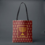HANUKKAH Menorah Star David Personalisiert RED Tasche<br><div class="desc">Stilvolle Feste überall auf Print TOTE BAG mit Imitate goldener Star von David in subtilen Hintergrundmuster. Der Platzhaltertext kann so angepasst werden, dass Sie HAPPY HANUKKAH in einen Gruß Ihrer Wahl (Text ähnlicher Länge), Ihren Namen oder Text in Ihrer eigenen Sprache ändern können. Teil der HANUKKAH Kollektion. Weitere Farben sind...</div>
