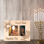 Hanukkah Menorah Stern von David Simple and Classi Geätzte Rahmen<br><div class="desc">Herzlichen Glückwunsch Hanukkah ❄ Grosses Personalisiertes Geschenk für Familie und Freunde! Ersetzen Sie den Text durch Ihren eigenen Namen oder Ihre eigene Nachricht. Happy Holidays 🕯 ⚘</div>