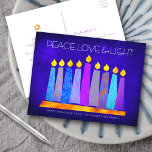 Hanukkah Modern Boho Candles Blue Peace Liebe Ligh Feiertagspostkarte<br><div class="desc">"Frieden, Liebe und Licht." Eine spielerische, moderne, künstlerische Abbildung von Boho Musterkerzen in einer Menorah hilft Ihnen, den Urlaub von Hanukkah zu beginnen. Die blauen Kerzen mit bunten Imitat-Folienmustern überlagern einen tiefblauen, strukturierten Hintergrund. Auf der Rückseite geben Sie Ihre persönliche Kopie mit der einfachen Vorlage zur Verfügung, oder löschen Sie...</div>