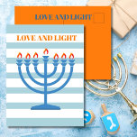 Hanukkah Modern Menorah Blue Grußkarte Postkarte<br><div class="desc">Mit diesem modernen gestreiften Menorah-Design können Sie Ihre Hanukah-Wünsche ändern. Noch immer mit den traditionellen saisonalen Farben. Das blaue Menorrah hat orangefarbene Flammen. Blues und Orangen. Auf der Rückseite ist Platz für Ihre Urlaubsbotschaft mit dem Wort "Liebe und Licht", das gelöscht werden kann, wenn Sie es nicht gewollt haben. Modernes...</div>