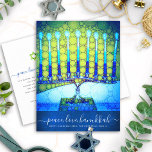 Hanukkah Modernes Skript Blue Green Menorah Stilvo Feiertagspostkarte<br><div class="desc">"Frieden, Liebe, Hanukkah". Eine nah-up Foto Illustration einer hellen, bunten, blauen grünen künstlerischen Menorah auf einem strukturierten marineblau Hintergrund hilft Ihnen, den Urlaub von Hanukkah zu beginnen. Fühlen Sie sich die Wärme und Freude der Ferienzeit, wenn Sie diese atemberaubende, farbenfrohe Hanukkah Gruß Postkarte schicken. Passende Umschläge, Aufkleber, Totbeutel, Packpapier, Serviertablette...</div>