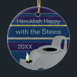 Hanukkah "Oil Lamp/Gold" Circle Ornament<br><div class="desc">Hanukkah "Oil Lamp/Gold" Circle Ornament. (2 Seiten) Personalisieren Sie, indem Sie Text auf der Vorder- und Rückseite des Ornaments löschen. Dann geben Sie Ihre eigenen Schriftart mit der gewünschten Farbe, Größe und Stil ein. Danke, dass ihr angehalten und vorbeigekommen seid! Viel geschätzt! Happy Chanukah/Hanukkah! Halte einmalige Familien-Erinnerungen auf diesem gestaltbaren...</div>